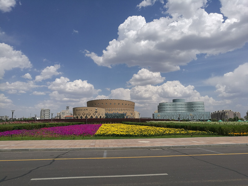 鄂尔多斯盛会,嘉宾云集,观众热情如火